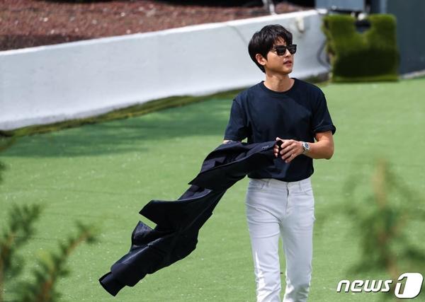 Hình ảnh phản ánh khoảng cách thế hệ giữa Song Joong Ki và 2 nghệ sĩ gen Z-2