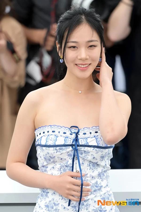 Hình ảnh phản ánh khoảng cách thế hệ giữa Song Joong Ki và 2 nghệ sĩ gen Z-4