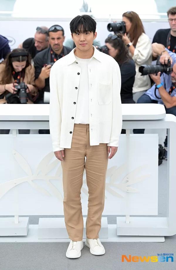 Hình ảnh phản ánh khoảng cách thế hệ giữa Song Joong Ki và 2 nghệ sĩ gen Z-5