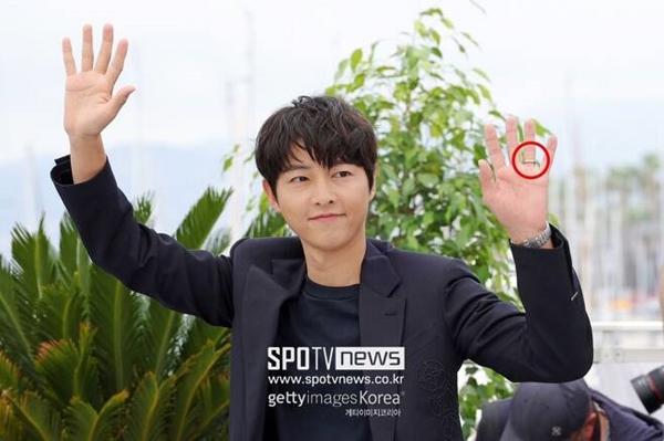 Hình ảnh phản ánh khoảng cách thế hệ giữa Song Joong Ki và 2 nghệ sĩ gen Z-7