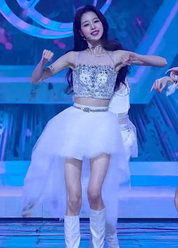 Nữ idol tăng cân được khen nức nở, nhìn ảnh cũ gầy nhẳng mà xót-1