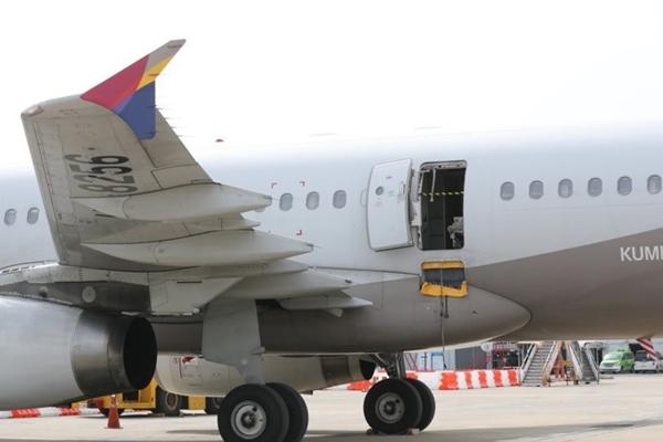 Hành khách mở cửa máy bay Hàn Quốc trên không vì ‘ngột ngạt’-1