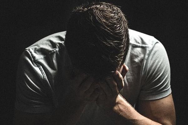 Người đàn ông mắc bệnh lạ, cứ mơ là đấm vợ thâm tím mặt mày-2