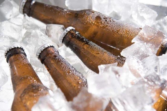 Mách nhỏ bạn mẹo làm lạnh bia siêu nhanh-1