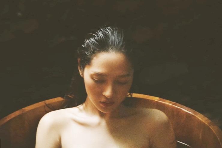 Bí mật đằng sau những cảnh tắm gợi cảm trong MV triệu view-1