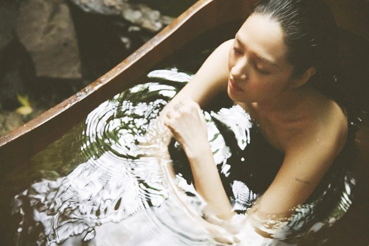 Bí mật đằng sau những cảnh tắm gợi cảm trong MV triệu view-3