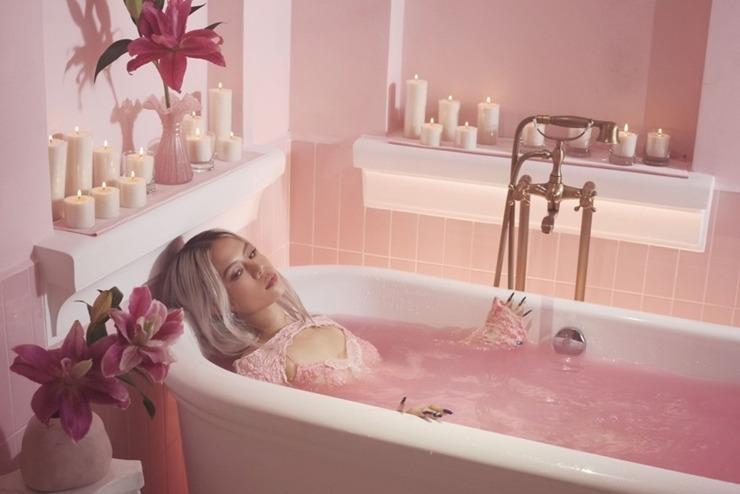 Bí mật đằng sau những cảnh tắm gợi cảm trong MV triệu view-6