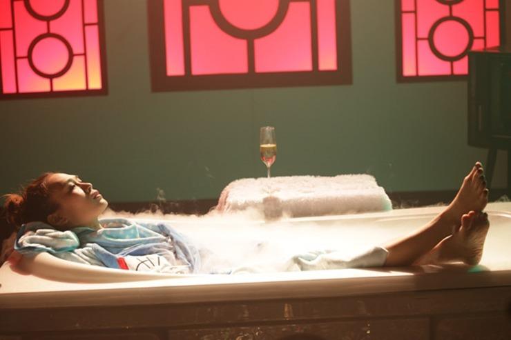 Bí mật đằng sau những cảnh tắm gợi cảm trong MV triệu view-14