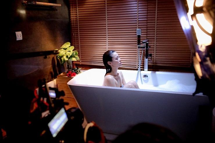 Bí mật đằng sau những cảnh tắm gợi cảm trong MV triệu view-16