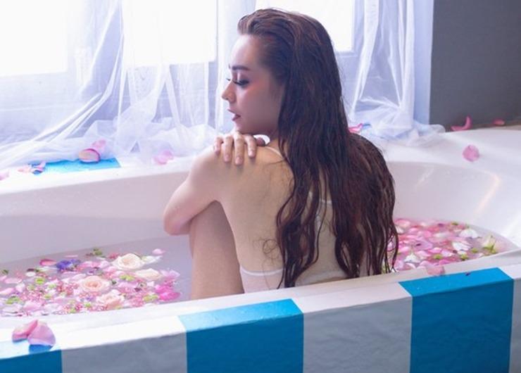 Bí mật đằng sau những cảnh tắm gợi cảm trong MV triệu view-19