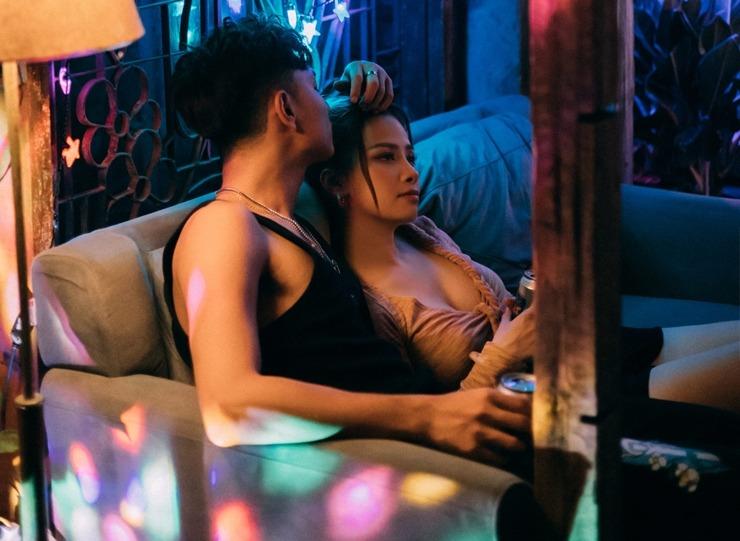 Bí mật đằng sau những cảnh tắm gợi cảm trong MV triệu view-9