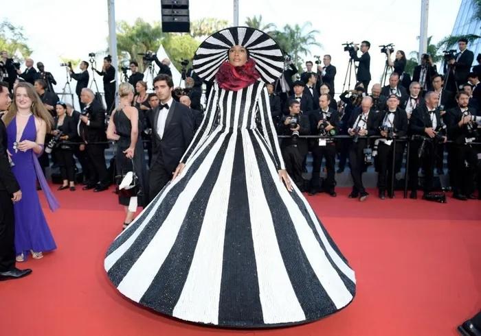 Phạm Băng Băng hóa thiên nga đen ở thảm đỏ bế mạc Cannes-8