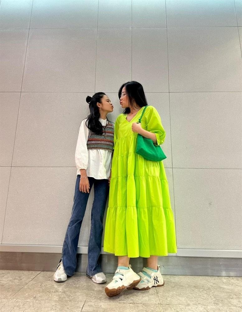 Đọ chân với ái nữ 12 tuổi cao 1m65, vợ cũ Lâm Vinh Hải được khen bầu xinh quá-1