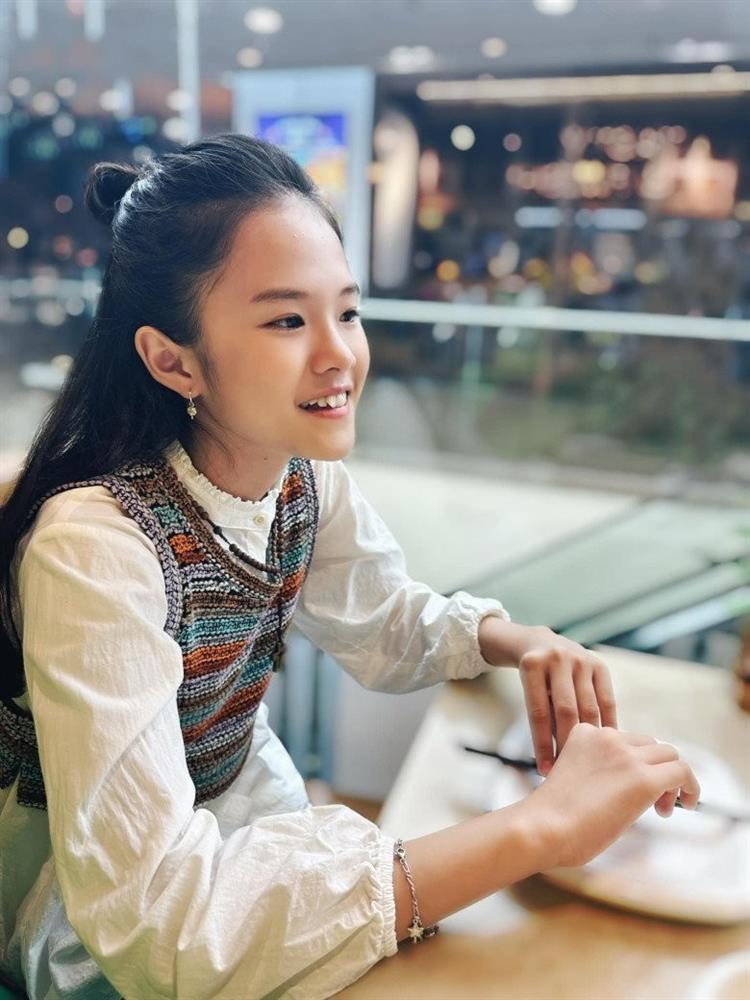 Đọ chân với ái nữ 12 tuổi cao 1m65, vợ cũ Lâm Vinh Hải được khen bầu xinh quá-3