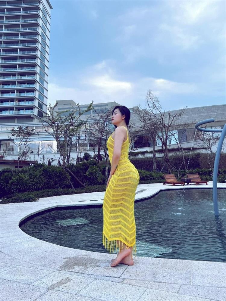 Đọ chân với ái nữ 12 tuổi cao 1m65, vợ cũ Lâm Vinh Hải được khen bầu xinh quá-5