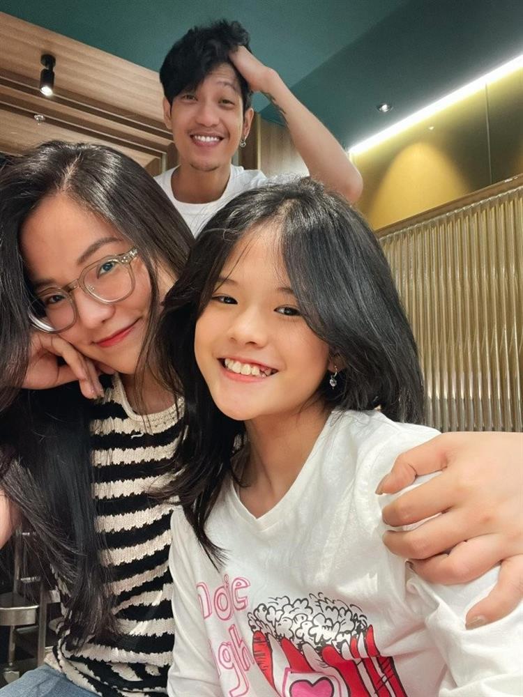 Đọ chân với ái nữ 12 tuổi cao 1m65, vợ cũ Lâm Vinh Hải được khen bầu xinh quá-7