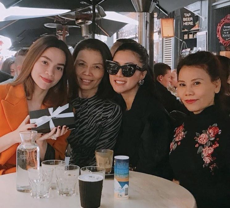 Chị gái ít ai biết của Hà Hồ, mẹ hai con tuổi 50 trẻ đẹp hơn cô em-2