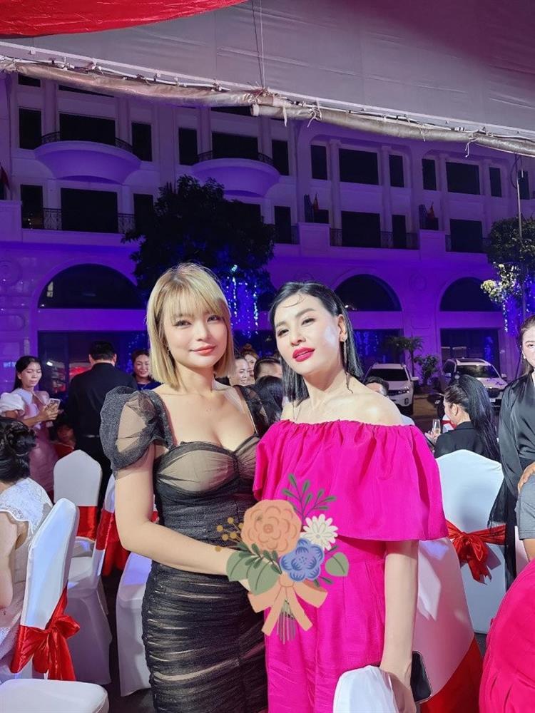 Vợ Mạc Văn Khoa lên đồ như minh tinh lại mất điểm vì đồ xuyên thấu-5