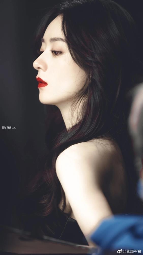 Địch Lệ Nhiệt Ba - Lưu Diệc Phi có chung dáng mũi nhưng khí chất khác biệt-3