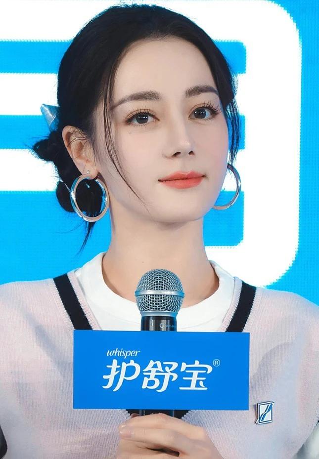 Địch Lệ Nhiệt Ba - Lưu Diệc Phi có chung dáng mũi nhưng khí chất khác biệt-4