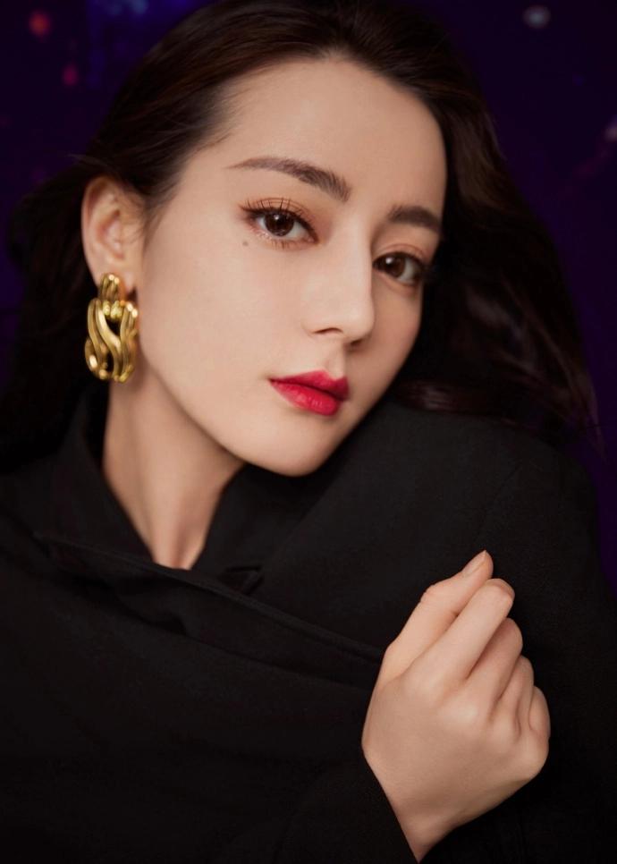 Địch Lệ Nhiệt Ba - Lưu Diệc Phi có chung dáng mũi nhưng khí chất khác biệt-2