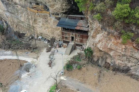 Ngôi nhà vách đá 'không tranh chấp với đời' hơn 100 tuổi, sở hữu 2 yếu tố ít nơi có