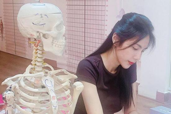 Học Thuỷ Tiên cách làm đẹp cửa sổ tâm hồn, nơi ít chị em nào chăm chút