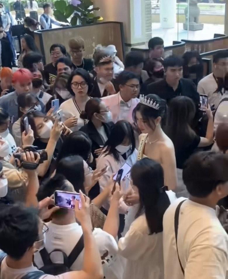 Phương Nhi ngưng học đại học đi xuất khẩu, cứ xuất hiện là bị bao vây kín lối-1