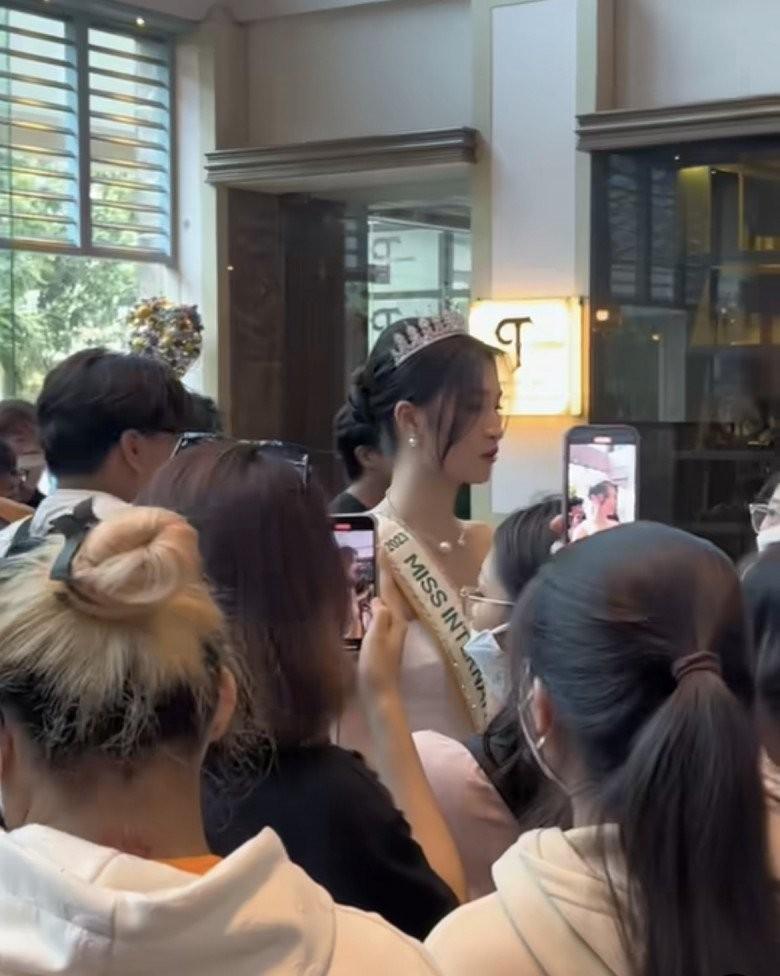 Phương Nhi ngưng học đại học đi xuất khẩu, cứ xuất hiện là bị bao vây kín lối-2