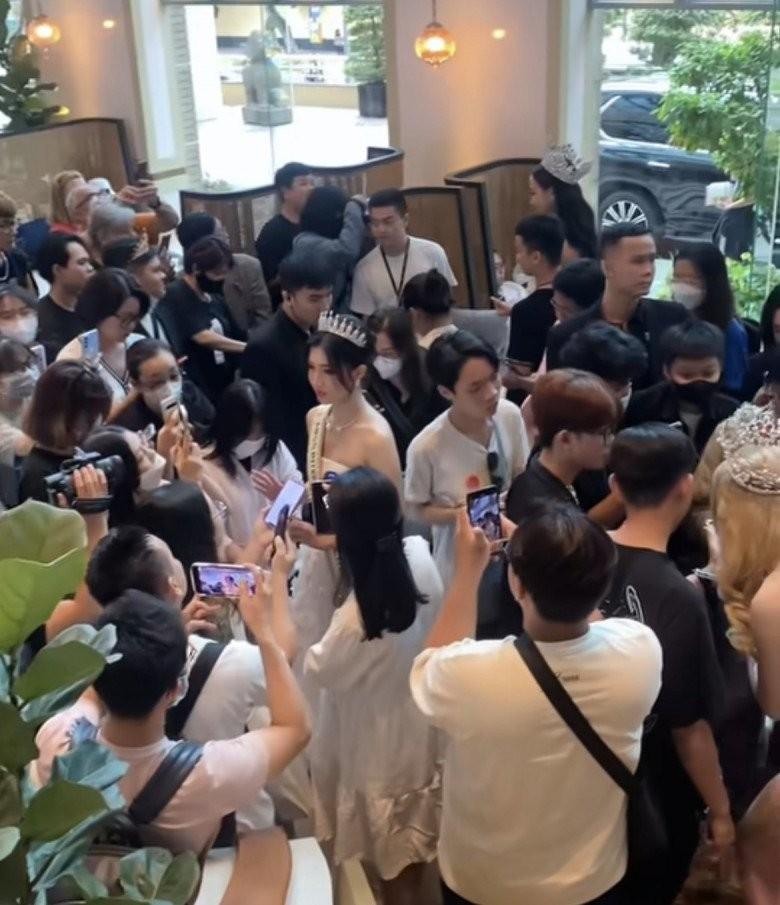 Phương Nhi ngưng học đại học đi xuất khẩu, cứ xuất hiện là bị bao vây kín lối-3