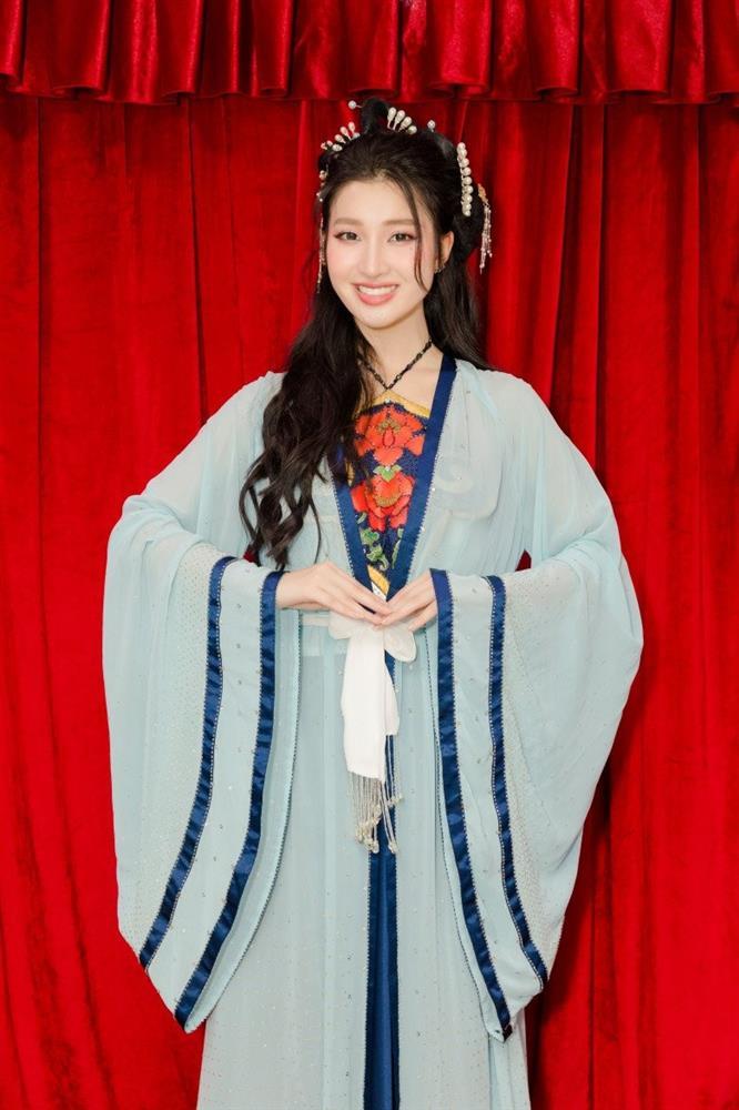 Phương Nhi ngưng học đại học đi xuất khẩu, cứ xuất hiện là bị bao vây kín lối-4