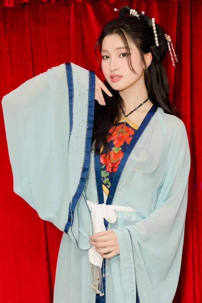 Phương Nhi ngưng học đại học đi xuất khẩu, cứ xuất hiện là bị bao vây kín lối-5