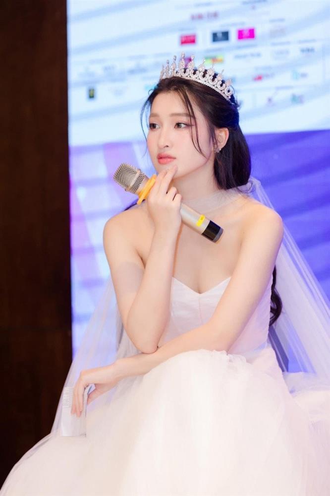 Phương Nhi ngưng học đại học đi xuất khẩu, cứ xuất hiện là bị bao vây kín lối-6