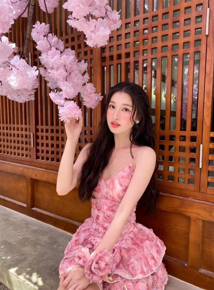 Phương Nhi ngưng học đại học đi xuất khẩu, cứ xuất hiện là bị bao vây kín lối-9