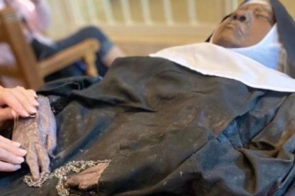 Đổ xô tới chiêm ngưỡng thi thể nữ tu sĩ còn nguyên vẹn dù không ướp xác-1