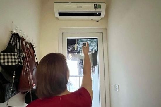 Lật tẩy chiêu 'móc túi' 1 ăn 10 của thợ sửa điều hòa ở Hà Nội