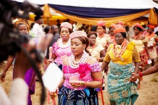 Nơi cô dâu chú rể không được cười, giữ khuôn mặt đưa đám suốt lễ cưới-2