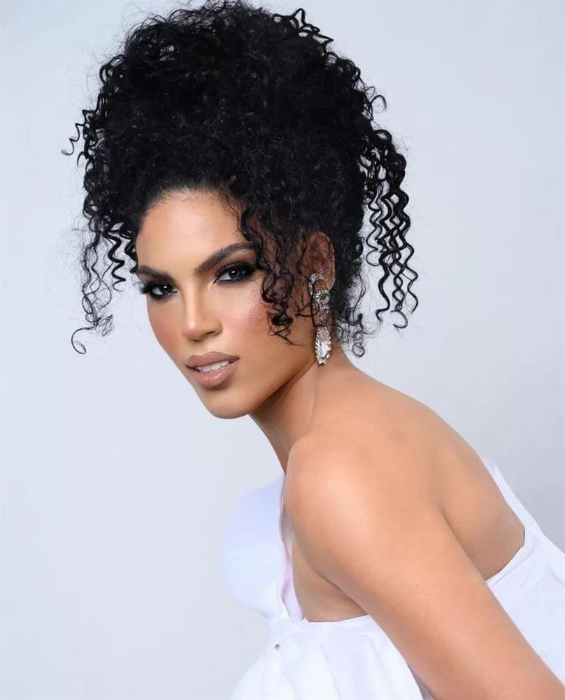 Tân Hoa hậu Hoàn vũ Curacao cao 1,82 m bị chê già, xấu-3