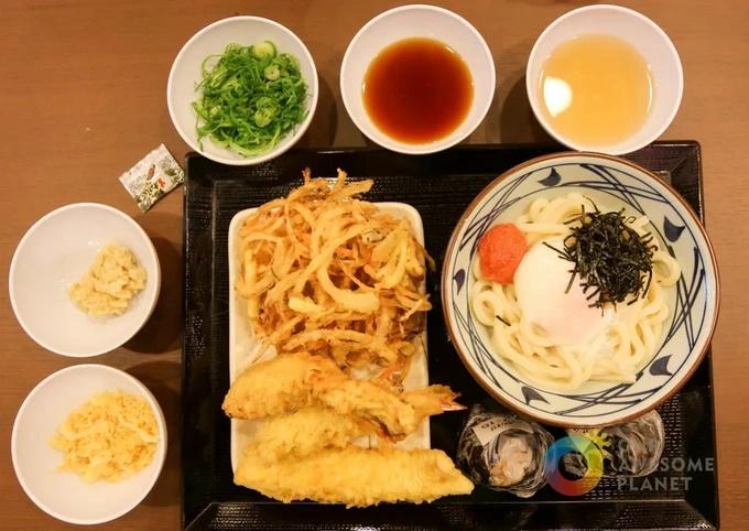 Ếch còn sống nguyên, bơi lội trong bát mỳ trộn khiến khách chết khiếp-2