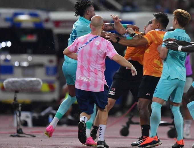 Bóng đá Thái Lan lại ẩu đả: Cầu thủ đánh HLV nhận cái kết đắng-1