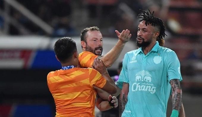 Bóng đá Thái Lan lại ẩu đả: Cầu thủ đánh HLV nhận cái kết đắng-2