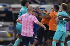 Bóng đá Thái Lan lại ẩu đả: Cầu thủ đánh HLV nhận cái kết đắng