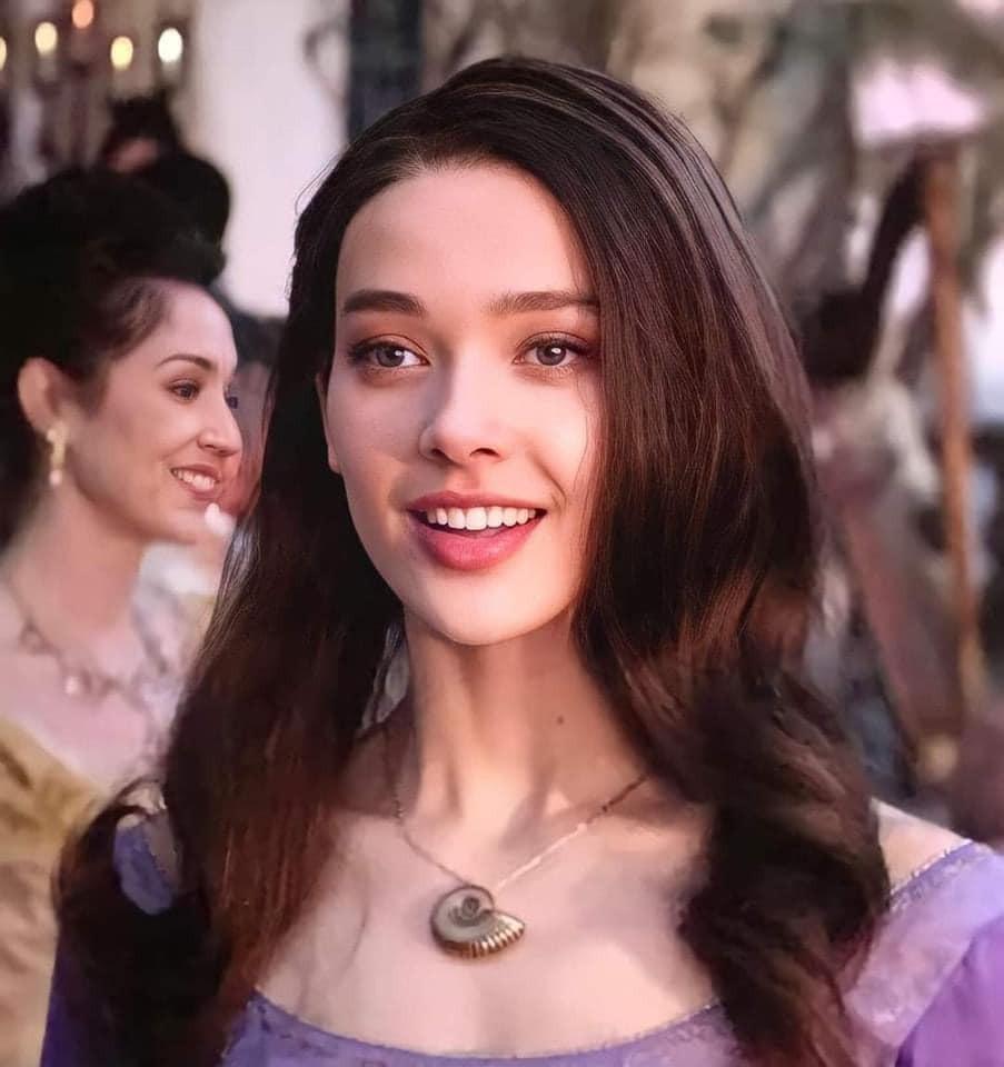 Cô gái đóng vai phản diện lấn át nữ chính trong bộ phim hot toàn cầu-3