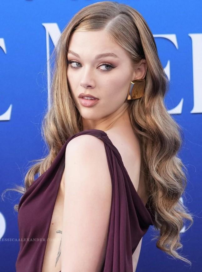 Cô gái đóng vai phản diện lấn át nữ chính trong bộ phim hot toàn cầu-7