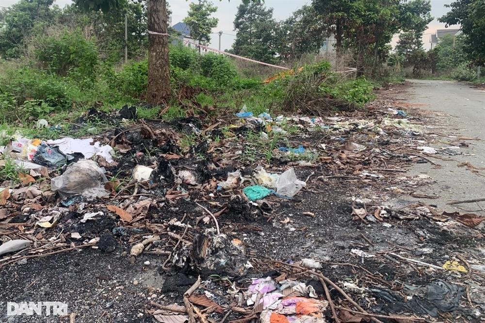 Vụ 2 chân người cháy xém: Cắt từng bao rác tìm kiếm phần thi thể còn lại-2