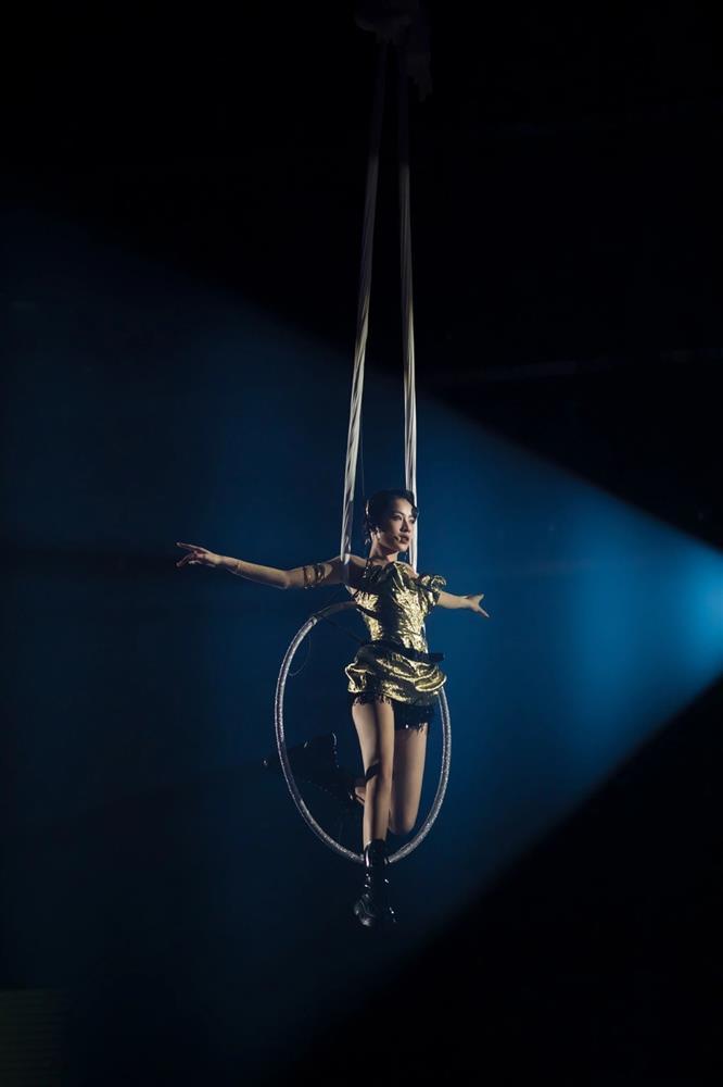 Chi Pu được khen khi đu dây trên sân khấu, tâm sự bị phản ứng khi làm ca sĩ-1