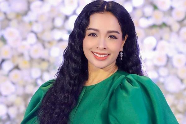 Cặp song sinh khuấy đảo làng mẫu Việt có 3 cô con gái mỹ nhân, chiều cao chênh lệch-14