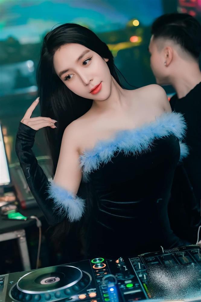 Vợ Khắc Việt chuộng mốt váy ngắn, tôn hình thể 3 vòng 102-62-91cm-1