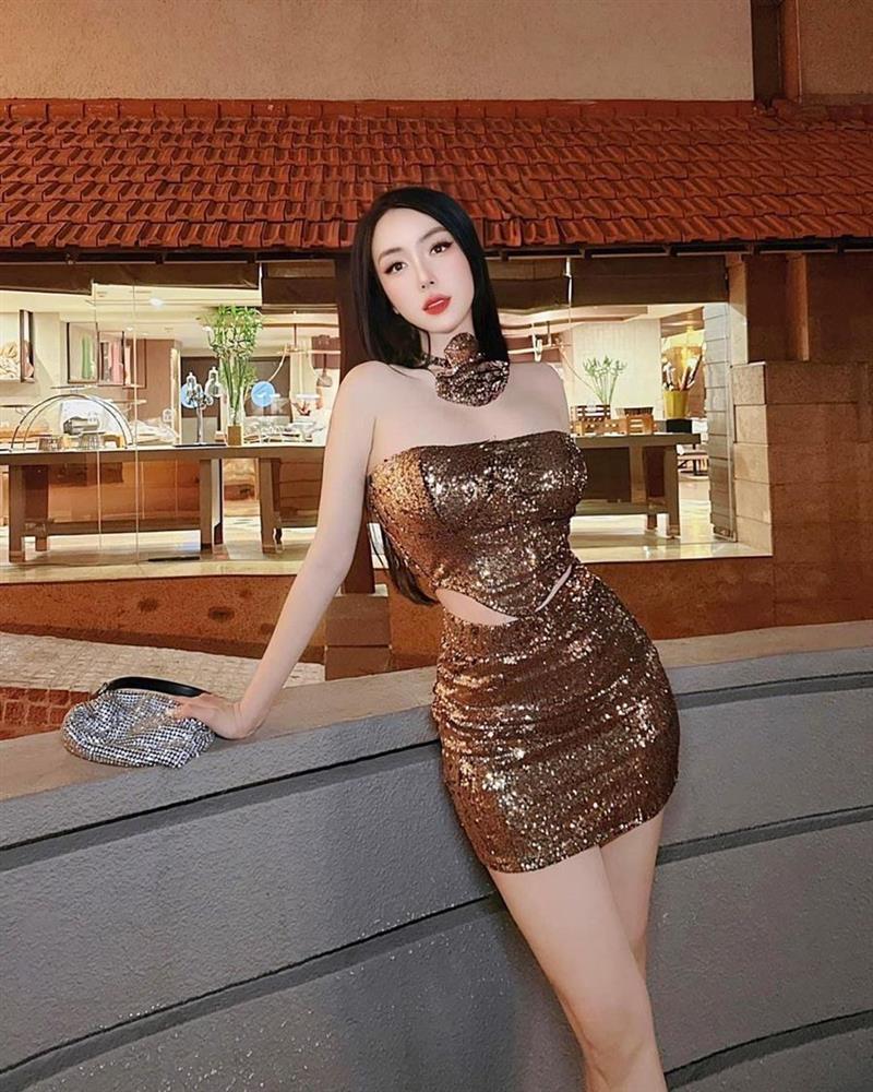 Vợ Khắc Việt chuộng mốt váy ngắn, tôn hình thể 3 vòng 102-62-91cm-4