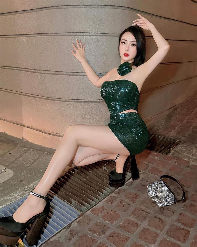 Vợ Khắc Việt chuộng mốt váy ngắn, tôn hình thể 3 vòng 102-62-91cm-5